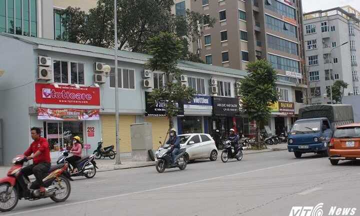 Hàng loạt cửa hàng 'cởi bỏ đồng phục' trên phố kiểu mẫu Thủ đô: Chính quyền lên tiếng