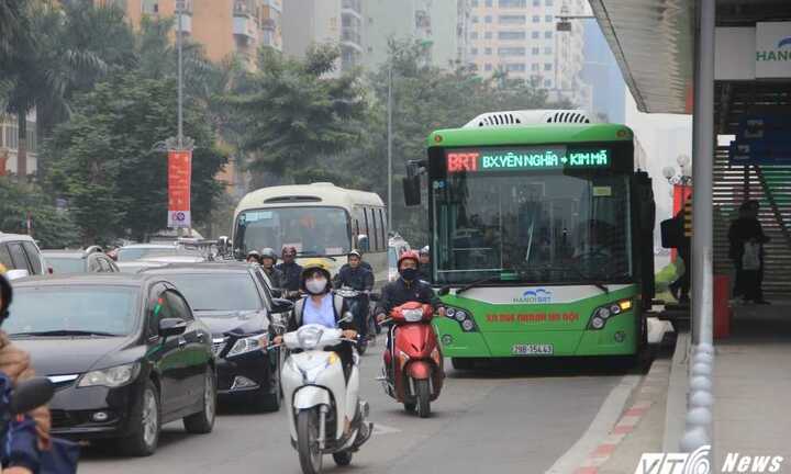Bất chấp lao vào đường xe buýt nhanh, nhiều người tự nhận vô văn hóa, vô giáo dục