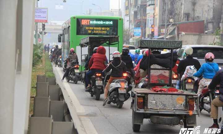 Ảnh: CSGT vất vả dẹp đường cho xe buýt nhanh Hà Nội