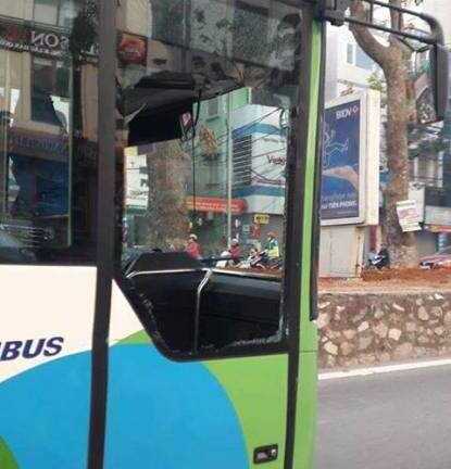 Buýt nhanh BRT bị ô tô tạt đầu, đâm vỡ kính: Tài xế gây tai nạn là phụ nữ