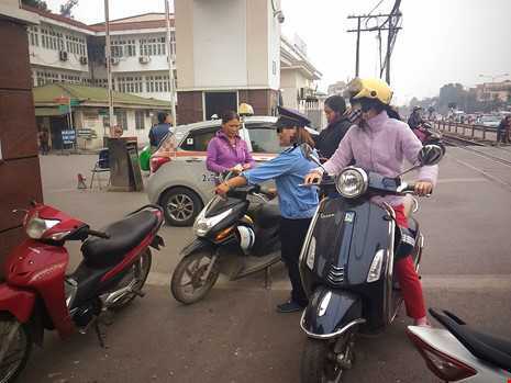 Nhân viên gác tàu thu vé xe giá 'cắt cổ' trước cổng bệnh viện Bạch Mai: Thông tin mới nhất