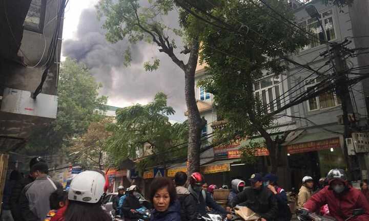 Cửa hàng đồ gỗ bốc cháy ngùn ngụt trên phố Hà Nội