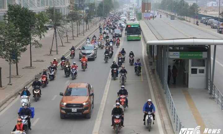 Hà Nội làm dải phân cách chống xe máy, ô tô 'cướp đường' xe buýt nhanh