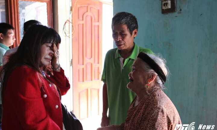 Ảnh: Ngày đoàn tụ gia đình đẫm nước mắt của cô gái 16 năm bị bán sang Trung Quốc