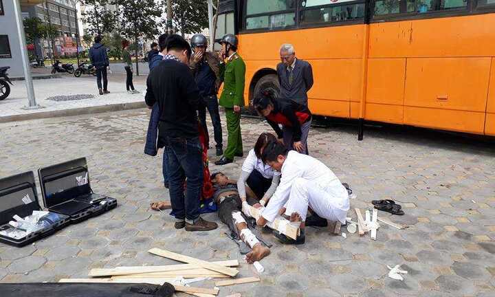Thùng phuy trang trí quán cà phê xe buýt phát nổ, một người gãy chân