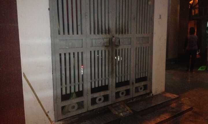 Nhà 4 tầng ở Hà Nội bốc cháy dữ dội sau hàng loạt tiếng nổ lớn