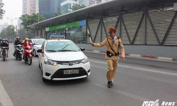 Tước giấy phép 6 tài xế ngang nhiên lấn làn buýt nhanh BRT