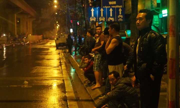 Dân Thủ đô trắng đêm đội mưa xem cẩu đầu tàu lên ray đường sắt Cát Linh – Hà Đông