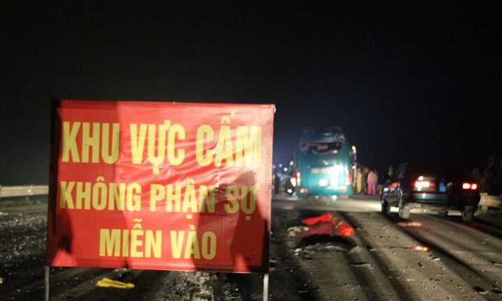 Hiện trường nổ xe khách thảm khốc khiến 14 người thương vong