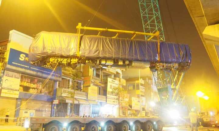 'Thần tốc' cẩu 3 toa tàu Cát Linh – Hà Đông lên ray