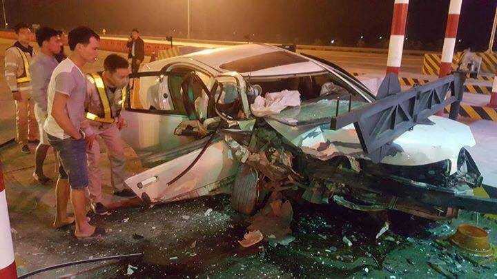 Xe con đâm trạm thu phí, 2 người bị thương nặng