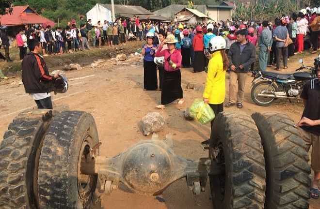 Ô tô tải mất lái đâm xe máy, 3 người chết thảm