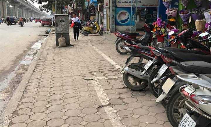 Lý do tồn tại vạch kẻ vỉa hè gấp khúc lạ lùng ở Hà Nội