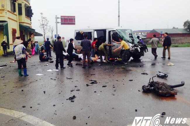 Xe khách đi đón dâu tông xe tải, 18 người thương vong