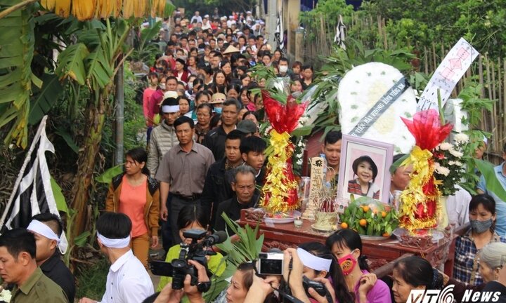 Dòng người tiễn biệt cháu bé chết ở Nhật Bản về với đất mẹ