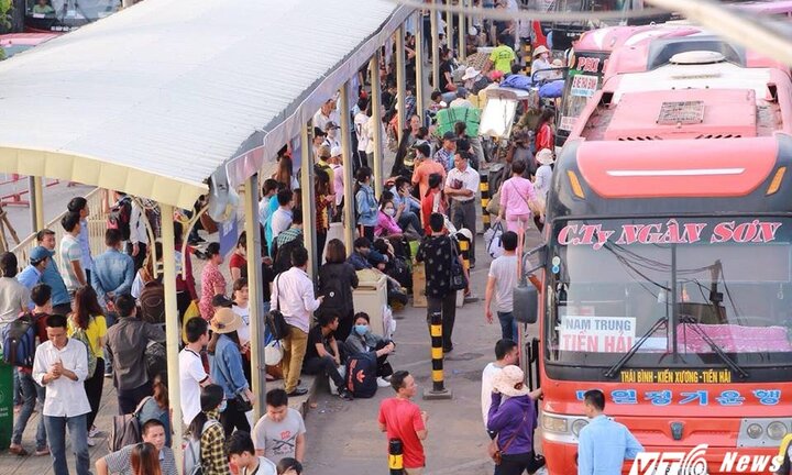 Dân đổ về quê nghỉ lễ 30/4 - 1/5, đường phố Hà Nội kẹt cứng