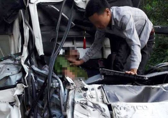 Hai xe tải tông nhau, một thượng úy công an chết thảm