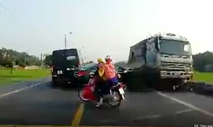 Tài xế xe tải đi ngược chiều cố tình lấn làn, đâm chết 2 người ở Bắc Giang sẽ bị xử lý thế nào?