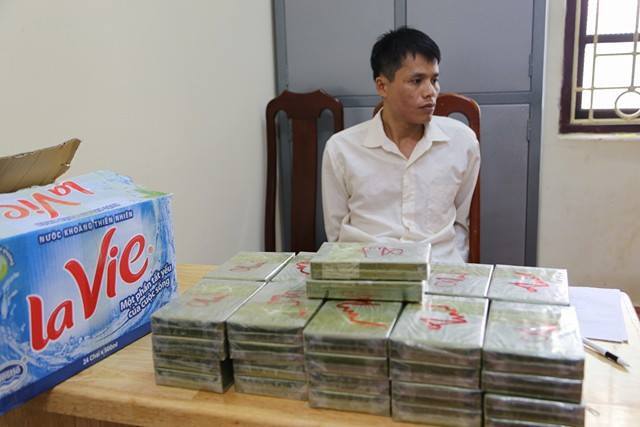 Tài xế giấu 42 bánh heroin dưới gầm ghế ô tô