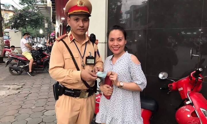 CSGT chạy bộ tìm chủ nhân quên thẻ ATM trong máy