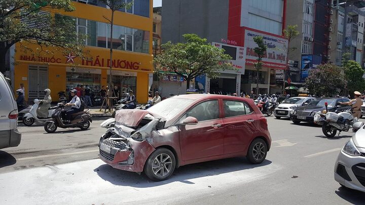 Xe hơi bốc cháy ngùn ngụt sau va chạm trên phố Hà Nội