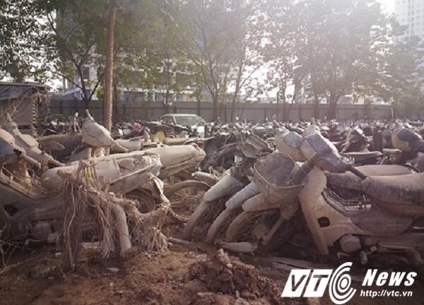 Dân xót xa nhìn hàng nghìn ô tô, xe máy no mưa no nắng, biến thành đống sắt vụn ở Hà Nội
