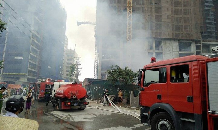 Công nhân tháo chạy khỏi khu lán trọ rực lửa giữa Thủ đô