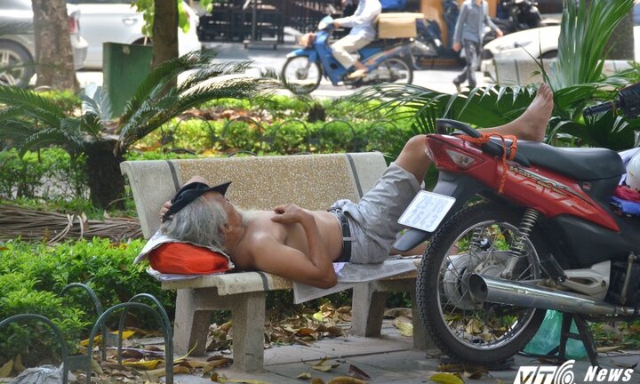 Nắng nóng như thiêu như đốt, dân Thủ đô vật vã tìm cách 'chạy trốn'