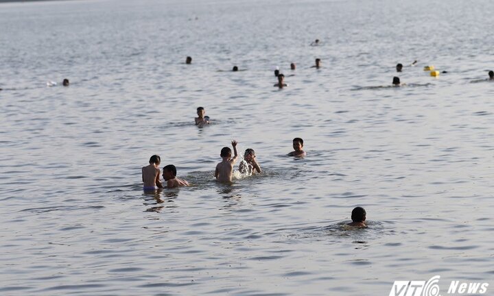 Nắng nóng như thiêu như đốt, dân Thủ đô 'ùn ùn' kéo ra Hồ Tây tắm giải nhiệt