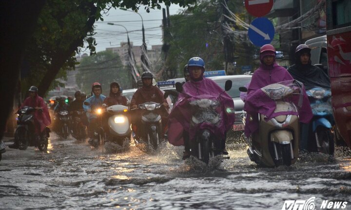 Vừa vui sướng đón mưa 'vàng', dân Thủ đô lại khổ sở vì ngập lụt