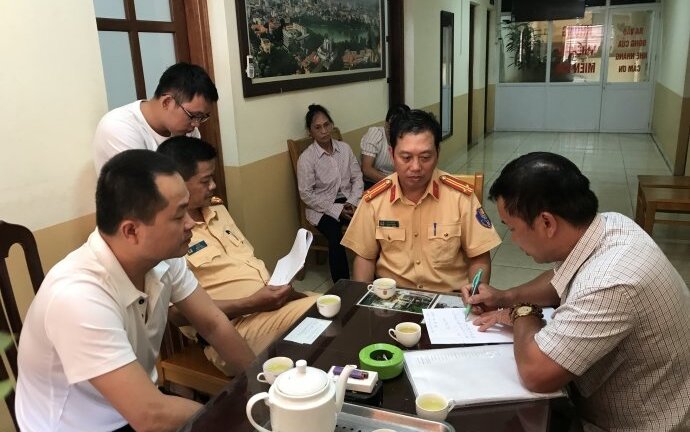 Nghi vấn bị lái xe cẩu hành hung trước mặt CSGT, tài xế vi phạm đưa lời khai bất ngờ