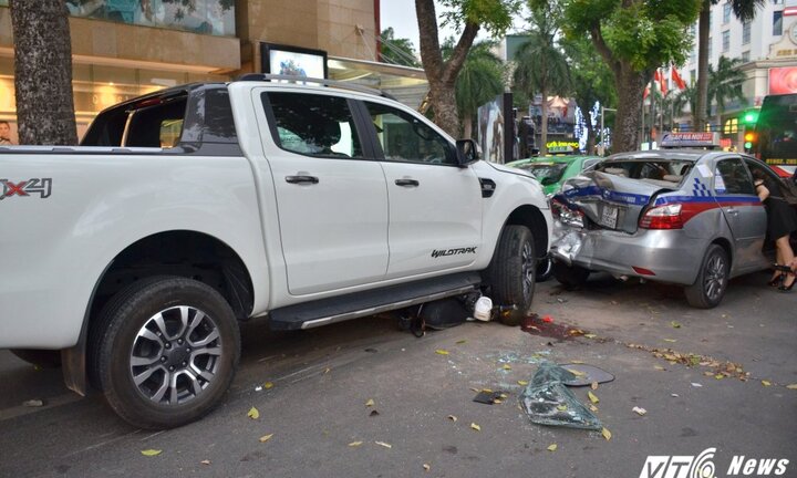 Video: Người dân hợp sức nâng xe cứu người trong vụ tai nạn liên hoàn