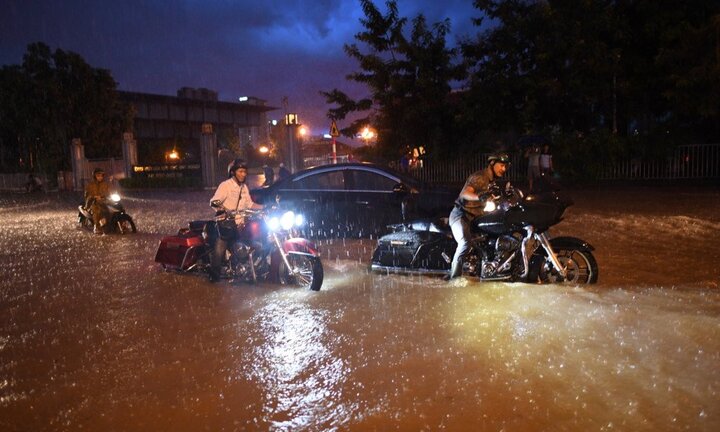 Mô tô phân khối lớn, ô tô chết máy la liệt trong mưa ngập ở Hà Nội