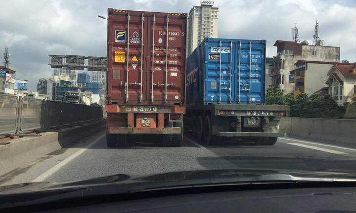 Truy tìm 2 xe container dàn hàng ngang, chạy như rùa bò trên đường vành đai 3