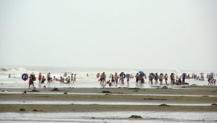 Bất chấp lệnh cấm, khách du lịch vẫn thản nhiên tắm biển giữa tâm bão