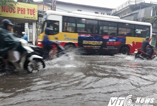 Hà Nội mưa trắng trời, hàng loạt tuyến phố chìm sâu trong biển nước