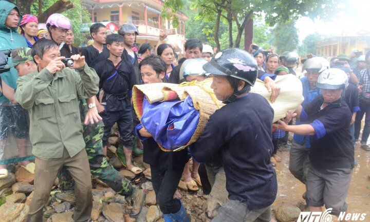 Dân Mù Cang Chải đội mưa đón thi thể bé trai bị lũ cuốn trôi đến Lai Châu