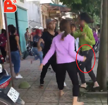 Video: Hai nhóm nữ sinh cầm hung khí chém nhau trước cổng trường