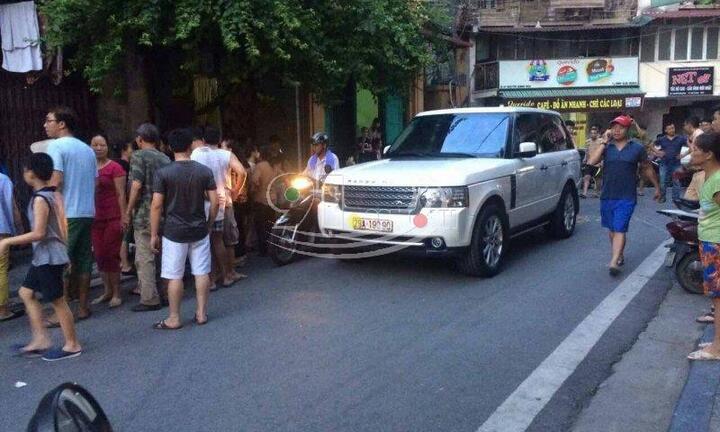 Chơi đùa trước cửa nhà, cháu bé 19 tháng tuổi bị ô tô tông chết