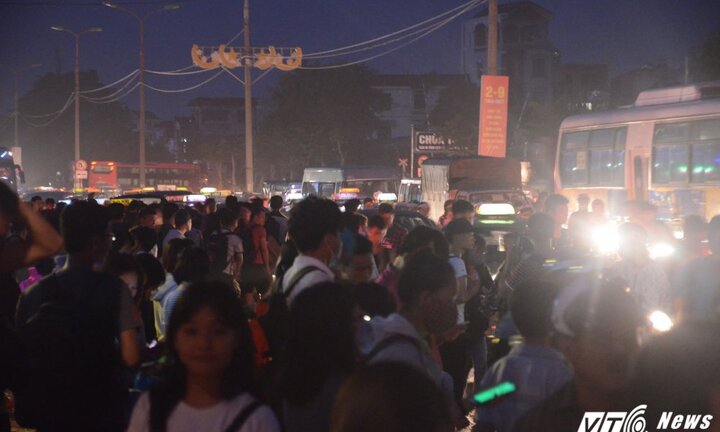 Ảnh: Biển người đổ về Thủ đô từ tờ mờ sáng sau kỳ nghỉ lễ 2/9