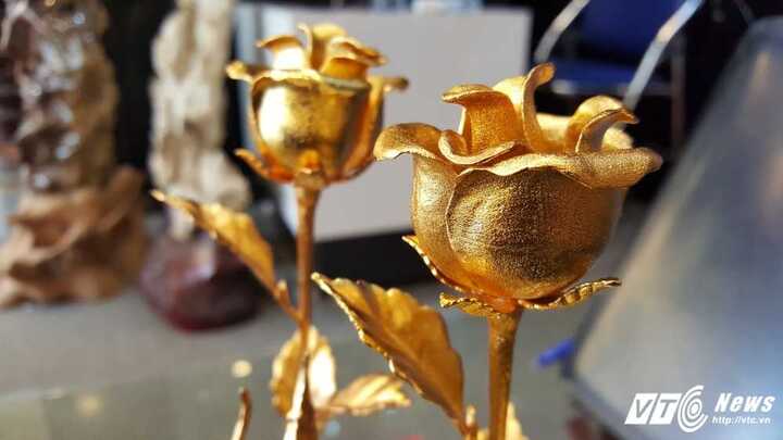 Quà ngày Valentine: Đồ mạ vàng đắt đỏ, hoa hàng chục triệu đồng được ưa chuộng