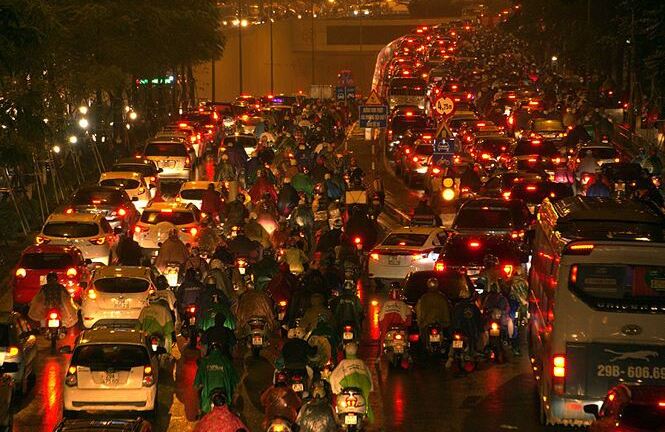 Chảnh chọe như Uber, Grab và Taxi ngày mưa rét: Tăng cước gấp đôi, 'gọi trăm cuộc không bắt được xe'