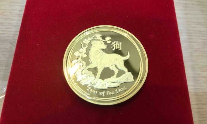 Tờ 1 triệu USD hình chó, tiền xu chó 'cháy hàng' dịp Tết Mậu tuất 2018