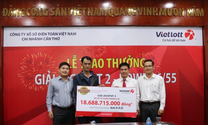 Khách hàng trúng giải Jackpot 2 trị giá 18,6 tỷ đồng công khai hình ảnh khi nhận giải