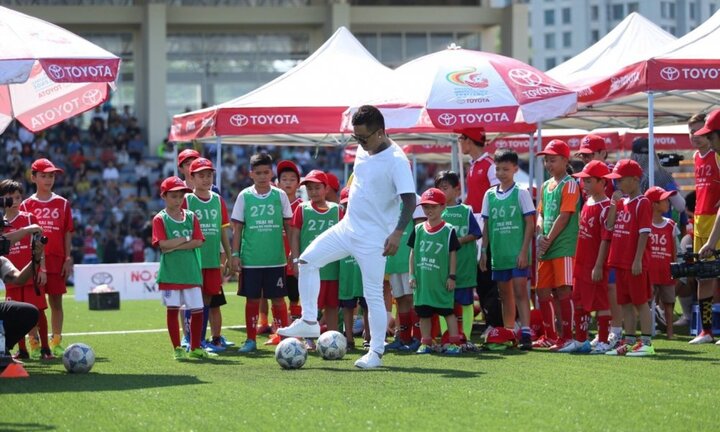 Tuấn Hưng và Tú Dưa bất ngờ hội ngộ trong Sự kiện bóng đá thiếu niên tại Hà Nội