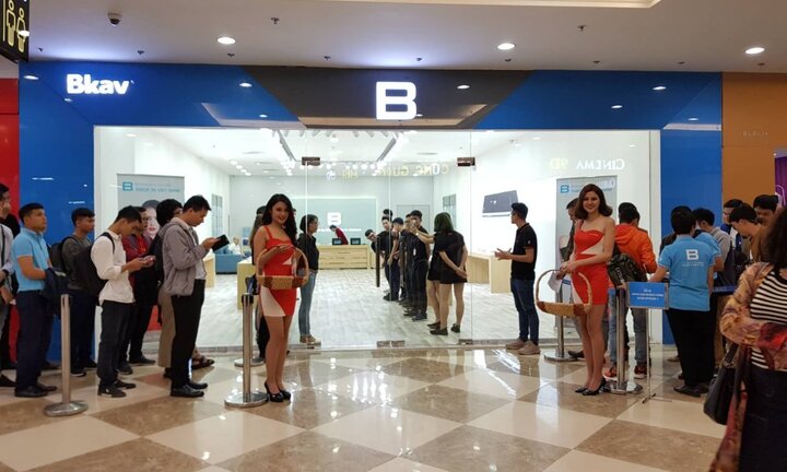 Cận cảnh gian trưng bày Bphone đầu tiên tại Hà Nội