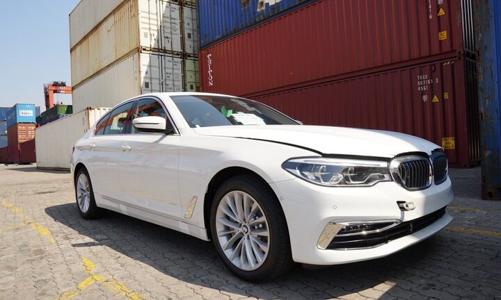 Soi trước thông số kỹ thuật của BMW series 5, đối thủ cạnh tranh của Mercedes E-Class