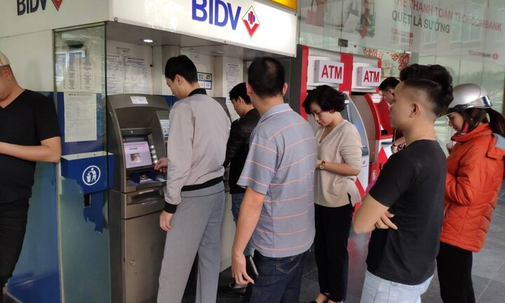 Rút tiền ngày cận Tết: Khách hàng xếp hàng dài chờ đợi, nhiều điểm ATM liên tục bị lỗi
