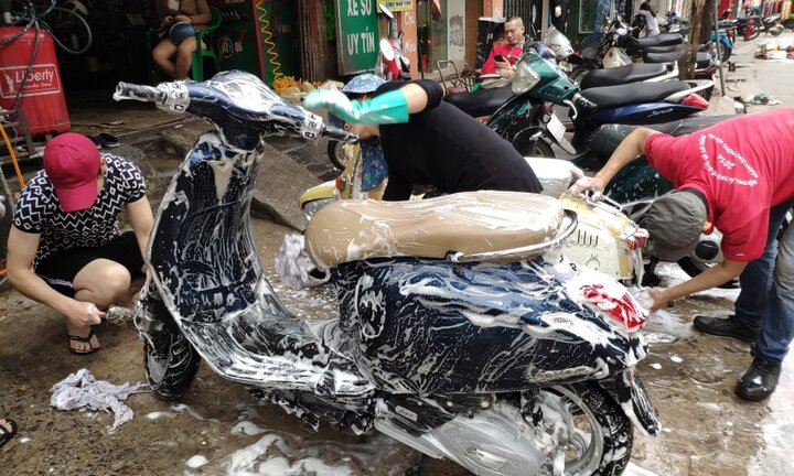 Cận Tết, người dân Thủ đô 'bấm bụng' bỏ 50.000 đồng rửa xe máy