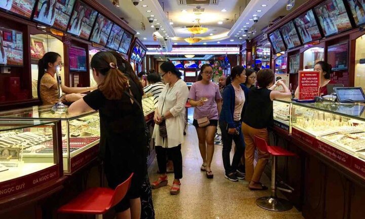 Giá vàng ngày Thần Tài tăng thêm 100.000 đồng so với trước Tết